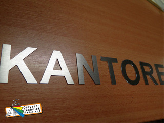 Letters op een deur met plaklaag, aluminium met een rvs kleur